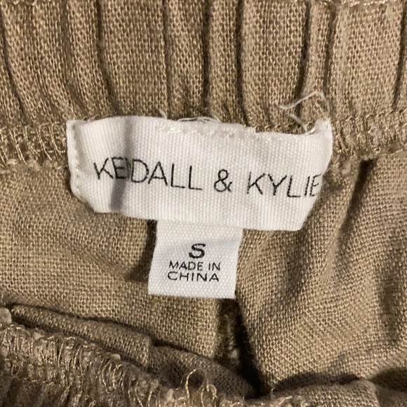 Kendall and Kylie synched joggers. - Picture 3 of 4